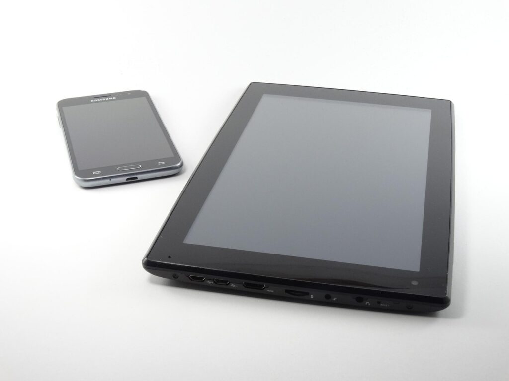 mobile, hardware, ict, cleaning, werkplekreiniging, to call, screen, phone, talk on the phone, call up, text message, message, cell phone, device, typing, communication, affairs, digital, work, job, commercial, equipment, reachable, contact, ict, ict, ict, ict, ict, cell phone